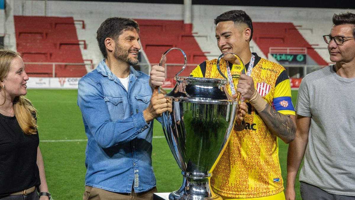 El gobernador Maximiliano Pullaro acompañó la premiación y destacó la importancia del deporte en Santa Fe. El gobernador Maximiliano Pullaro acompañó la premiación y destacó la importancia del deporte en Santa Fe.