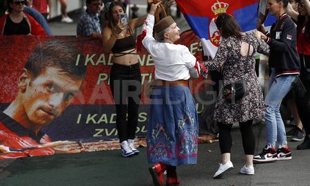Manifestantes apoyan al serbio Novak Djokovic frente al hotel donde se encuentra retenido en la ciudad de Melbourne. Manifestantes apoyan al serbio Novak Djokovic frente al hotel donde se encuentra retenido en la ciudad de Melbourne.