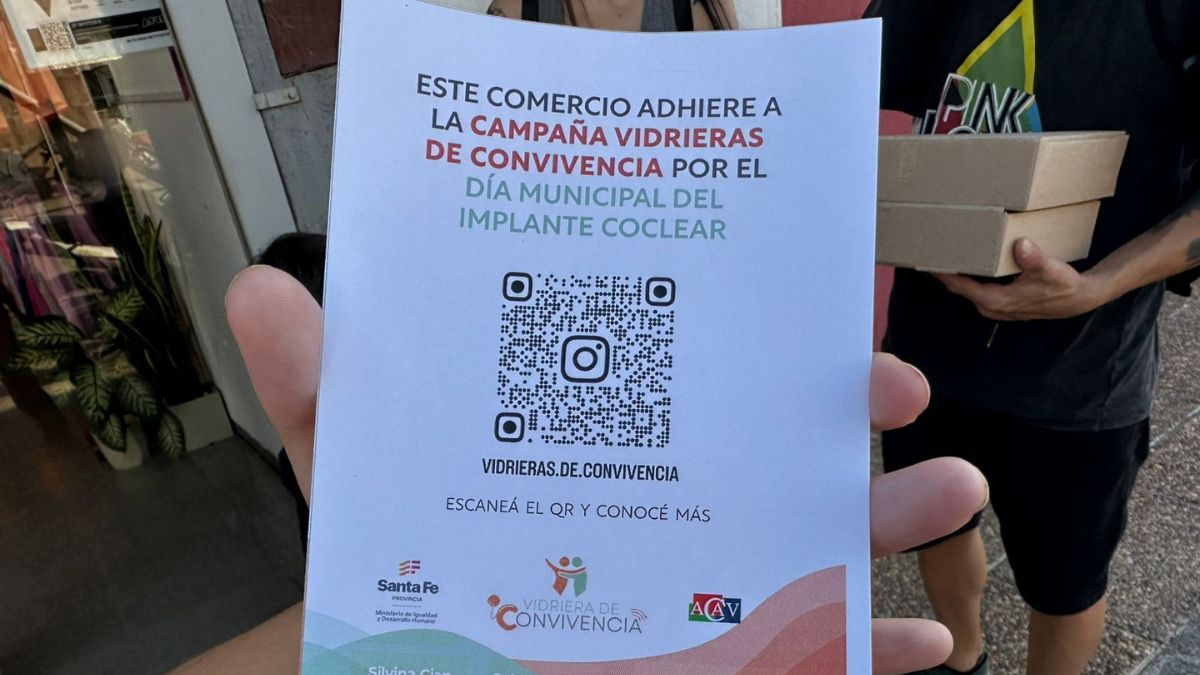 Los vecinos pueden escanear códigos QR en las vidrieras para informarse sobre el implante coclear.