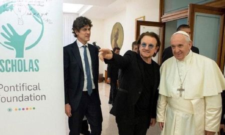 Martín Lousteau junto a Bono de U2 y el Papa Francisco. Martín Lousteau junto a Bono de U2 y el Papa Francisco.