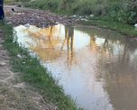 Vecinos de la bajada Distéfano denuncian que viven entre agua estancada, basura y calles intransitables.