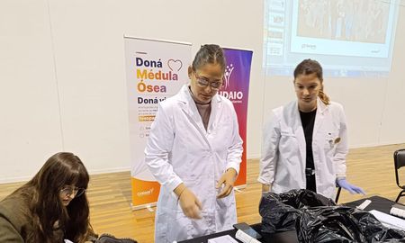 El trasplante de médula ósea se emplea como tratamiento de la leucemia y otras patologías de la sangre. El trasplante de médula ósea se emplea como tratamiento de la leucemia y otras patologías de la sangre.