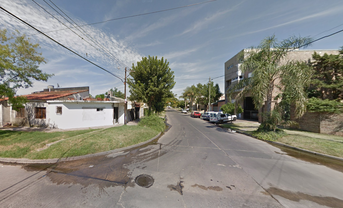 La víctima recibió dos tiros luego de ser asaltado por dos delincuentes en moto. La víctima recibió dos tiros luego de ser asaltado por dos delincuentes en moto.