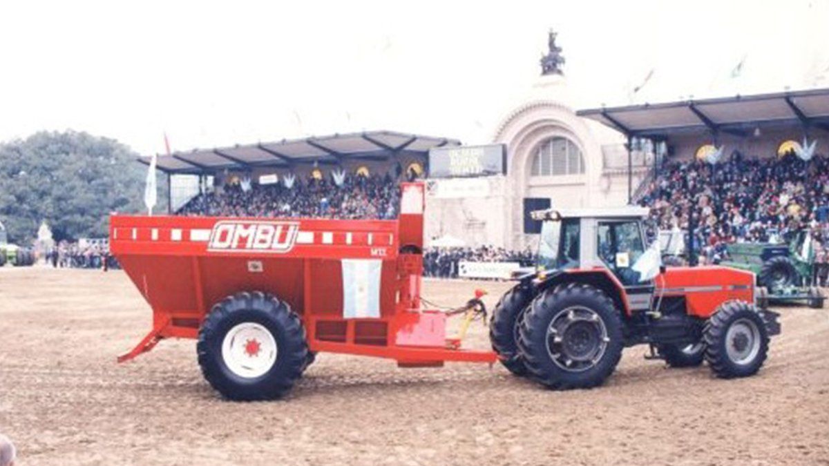 Máquinas agrícolas Ombú S.A. se fundó en diciembre de 1990, en un establecimiento en la ciudad de Las Parejas.