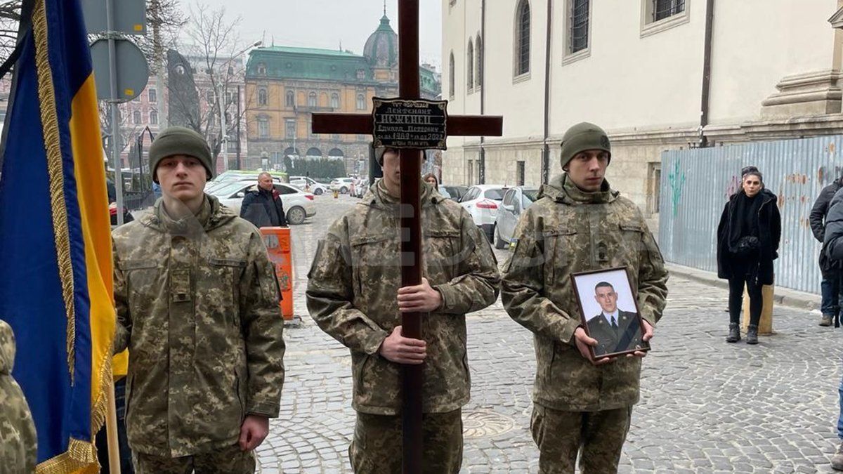 En el centro de Lviv se realizó el funeral de seis soldados que murieron en el ataque ruso a Yavoriv el domingo.