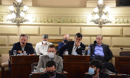 Los senadores radicales Felipe Michlig, Rodrigo Borla y Leonardo Diana fueron quienes más intercambiaron palabras en el recinto con el ministro de Desarrollo Social, Danilo Capitani. Los senadores radicales Felipe Michlig, Rodrigo Borla y Leonardo Diana fueron quienes más intercambiaron palabras en el recinto con el ministro de Desarrollo Social, Danilo Capitani.
