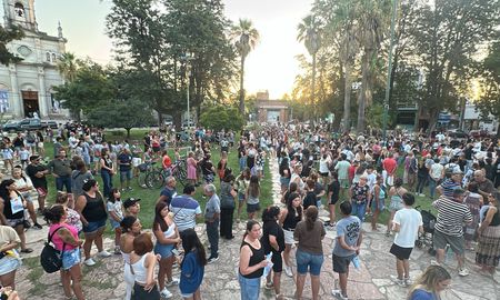 La marcha inició en la Plaza Libertad de Santo Tomé. La marcha inició en la Plaza Libertad de Santo Tomé.