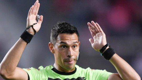 Facundo Tello aplicó la regla de los cincos segundos en el partido entre Canadá y Bosnia Herzegovina por el Mundial 2026. Facundo Tello aplicó la regla de los cincos segundos en el partido entre Canadá y Bosnia Herzegovina por el Mundial 2026.