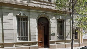 Efectivos policiales y autoridades del colegio Nuestra Señora de Luján reforzaron la vigilancia en el ingreso tras las reiteradas amenazas de tiroteo. Efectivos policiales y autoridades del colegio Nuestra Señora de Luján reforzaron la vigilancia en el ingreso tras las reiteradas amenazas de tiroteo.