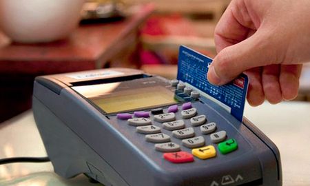 Comercios, profesionales y monotributistas deberán aceptar los pagos con débito