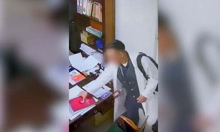 Detuvieron al hombre que fue captado por las cámaras robando una computadora en el despacho de un directivo de la UBA. Detuvieron al hombre que fue captado por las cámaras robando una computadora en el despacho de un directivo de la UBA.
