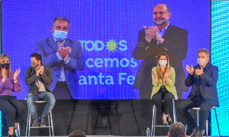 Con el mensaje de cierre del Gobernador Omar Perotti y el precandidato a senador Marcelo Lewandowski, desde Rosario, la lista Celeste y Blanca del Frente de Todos cerró la campaña para las PASO de este domingo 12 de septiembre con un acto en el Camping ATSA en la localidad de Sauce Viejo. Con el mensaje de cierre del Gobernador Omar Perotti y el precandidato a senador Marcelo Lewandowski, desde Rosario, la lista Celeste y Blanca del Frente de Todos cerró la campaña para las PASO de este domingo 12 de septiembre con un acto en el Camping ATSA en la localidad de Sauce Viejo.