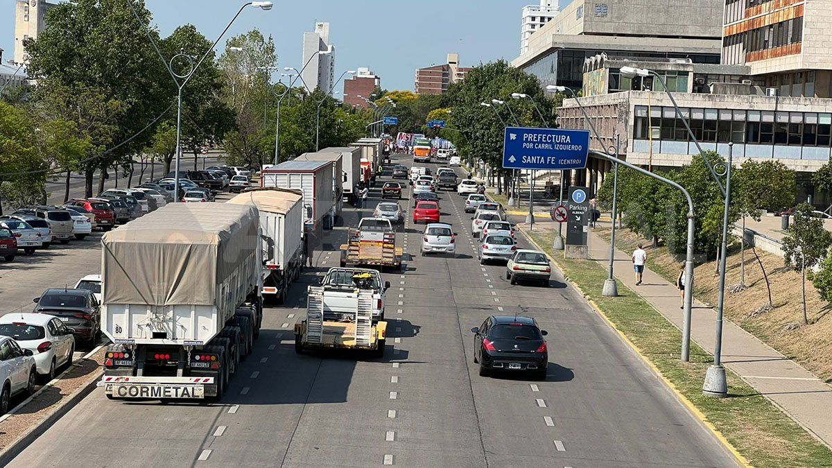 Los camiones están frenados en 27 de Febrero.