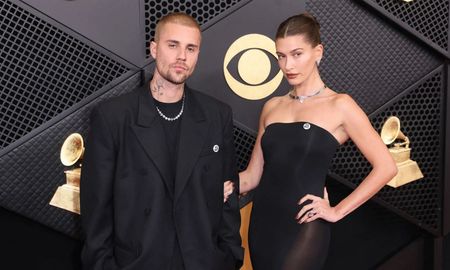Justin y Hailey Bieber utilizaron accesorios para protestar contra el servicio de inmigración en la gala de los Grammys.