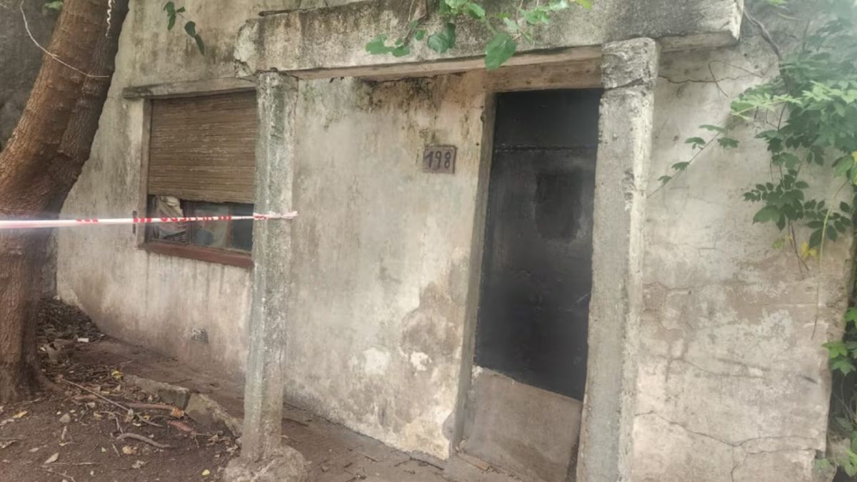 Vecinos dieron aviso a la Policía tras encontrar el cuerpo en la propiedad. Vecinos dieron aviso a la Policía tras encontrar el cuerpo en la propiedad.