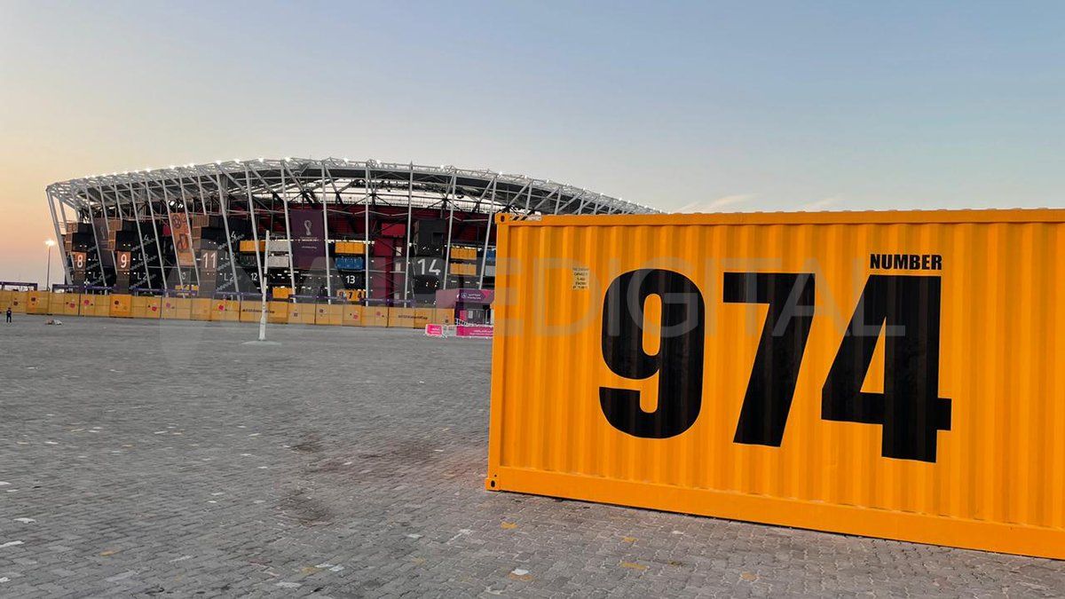 El estadio fue construido con 974 containers de colores.