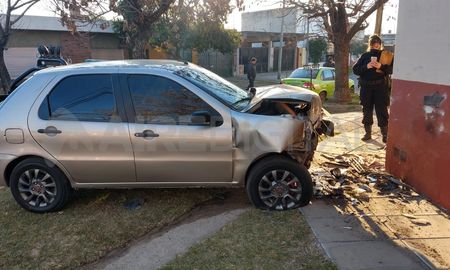 Barrio María Selva: un auto chocó contra un remís y terminó contra la pared de una casa Barrio María Selva: un auto chocó contra un remís y terminó contra la pared de una casa