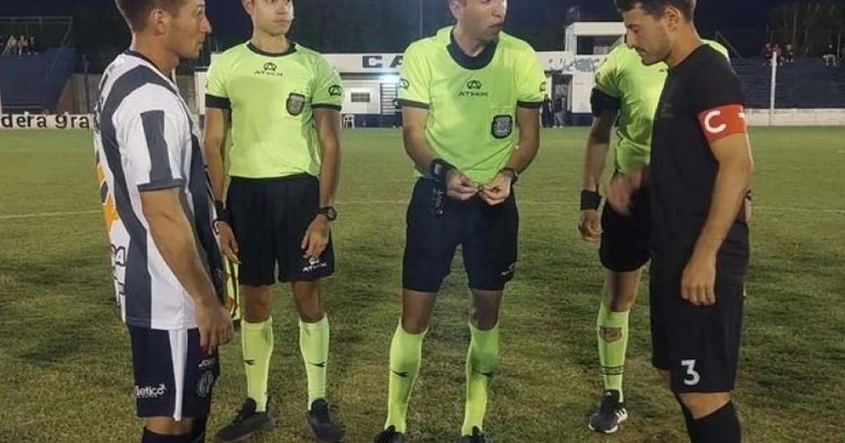 Un árbitro de Villa María hizo elegir entre Cristina Kirchner o Mauricio Macri.