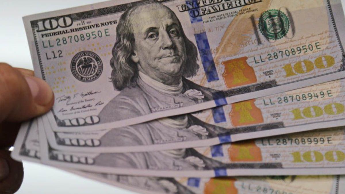 El dólar minorista se mantenía a $101,50 en las pantallas del Banco Nación este viernes.