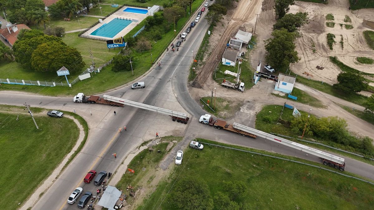 Este viernes llegaron desde San Luis las primeras tres vigas longitudinales para el nuevo Puente Santa Fe - Santo Tomé.