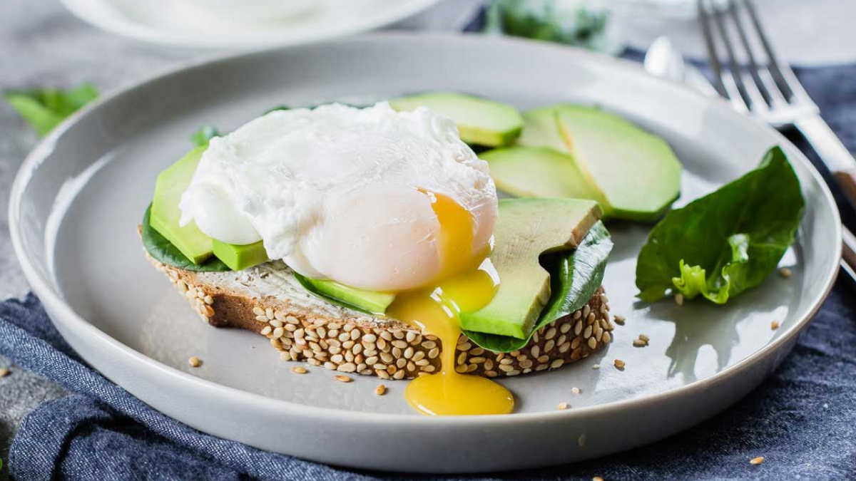Huevo poché en microondas: la receta simple y rápida para preparar en casa