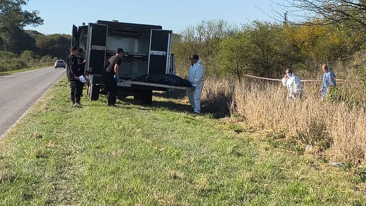 El momento en que peritos de la Policía de Investigaciones subían el cuerpo del fallecido para trasladarlo a la morgue judicial. 