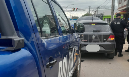 La víctima del robo logró advertir el auto en el que huían y dio aviso al 911. La víctima del robo logró advertir el auto en el que huían y dio aviso al 911.