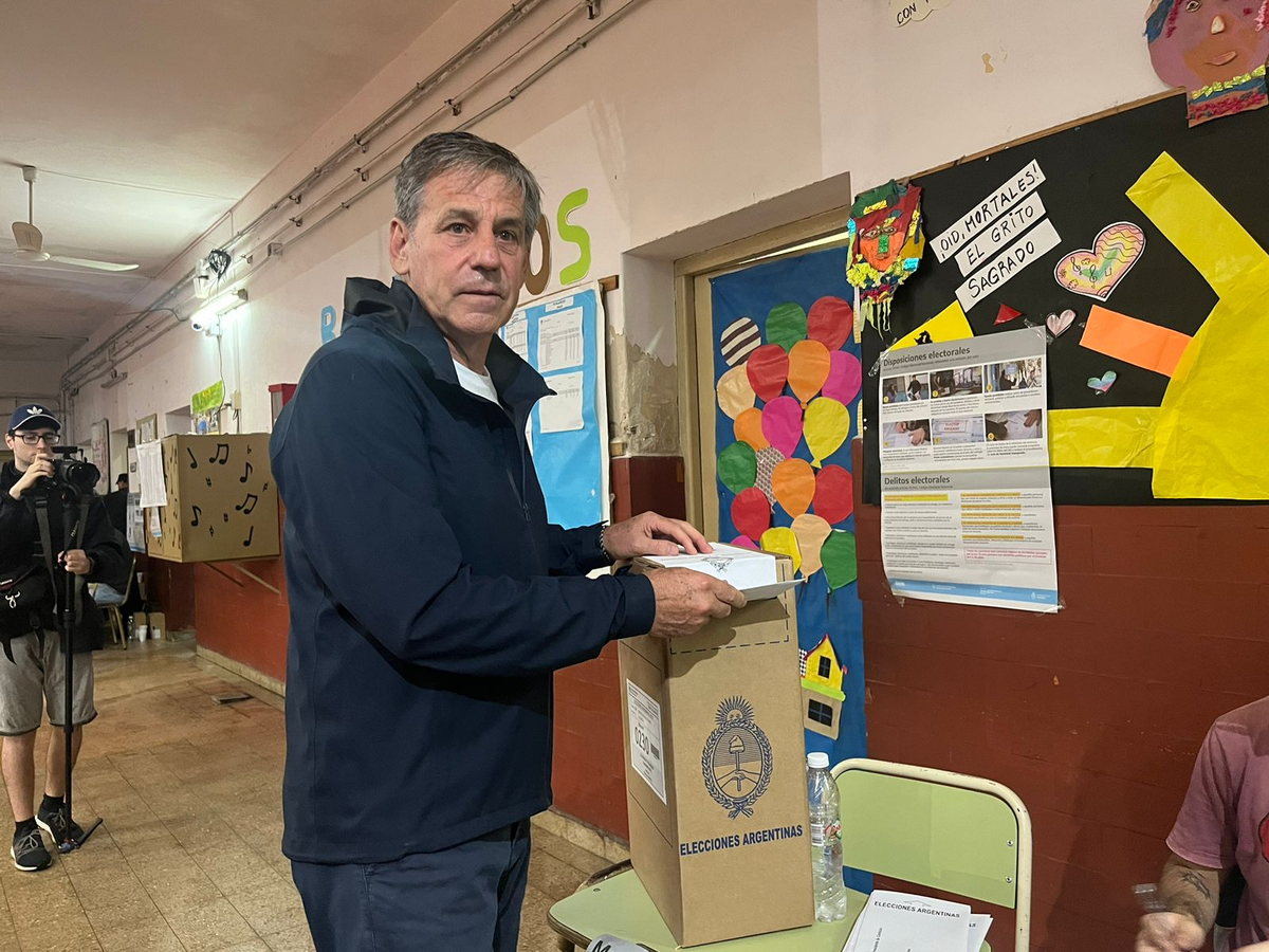 El intendente Emilio Jatón votó este domingo en la escuela Beleno. El intendente Emilio Jatón votó este domingo en la escuela Beleno.