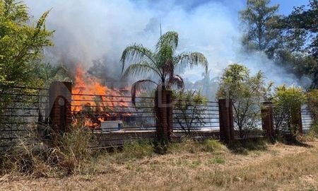 Envuelta en llamas. Así llegó a estar la casa producto del incendio. Envuelta en llamas. Así llegó a estar la casa producto del incendio.