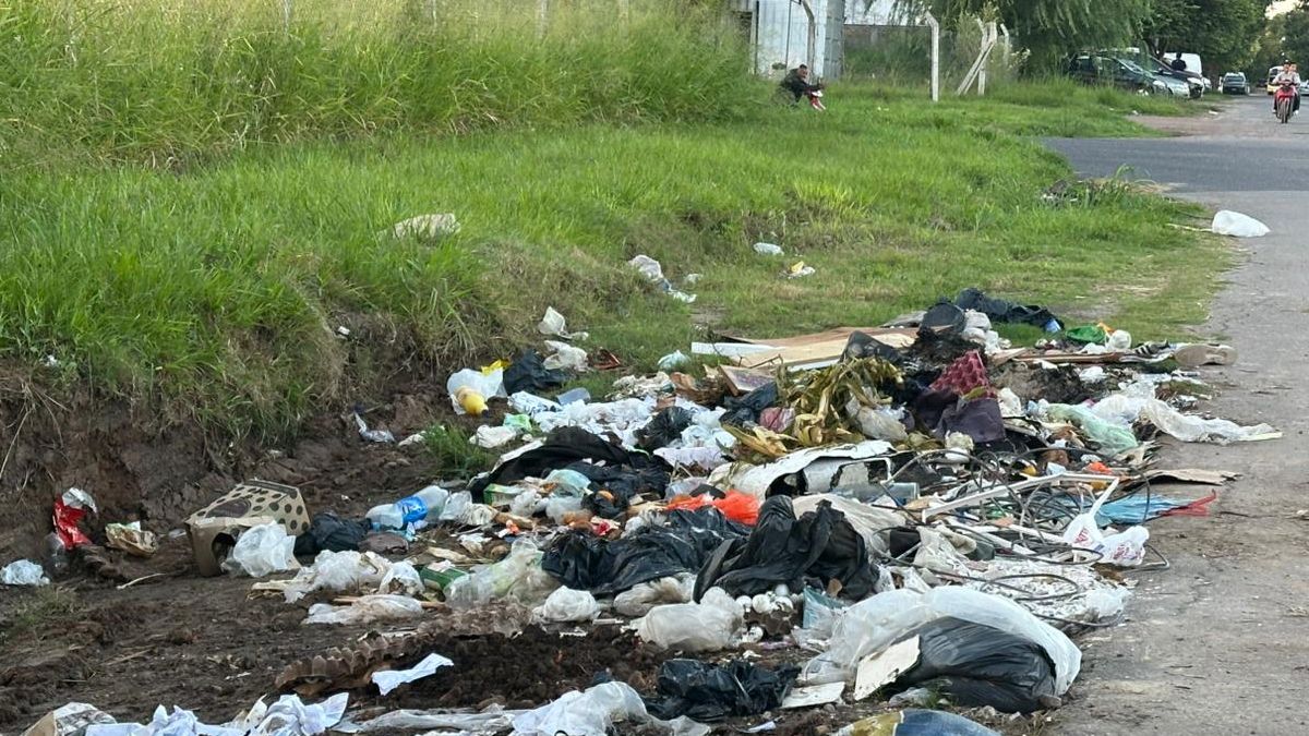 Detrás del vehículo quemado se formó un microbasural que creció en las últimas semanas y preocupa a los vecinos de la zona.