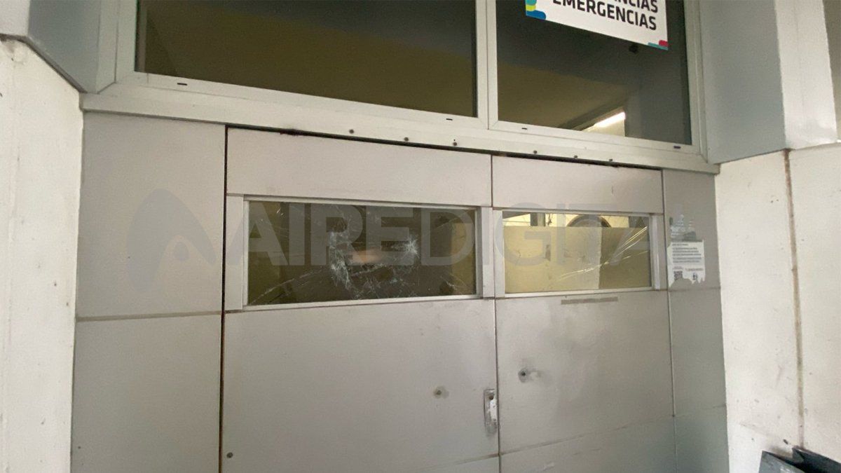 Los destrozos en las puertas del hospital fueron producto de la violencia desatada por los familiares, quienes intentaron ingresar a la fuerza. Los destrozos en las puertas del hospital fueron producto de la violencia desatada por los familiares, quienes intentaron ingresar a la fuerza.