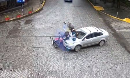 Un accidente entre una moto y un auto ocurrió en el microcentro de Tucuman. Un accidente entre una moto y un auto ocurrió en el microcentro de Tucuman.