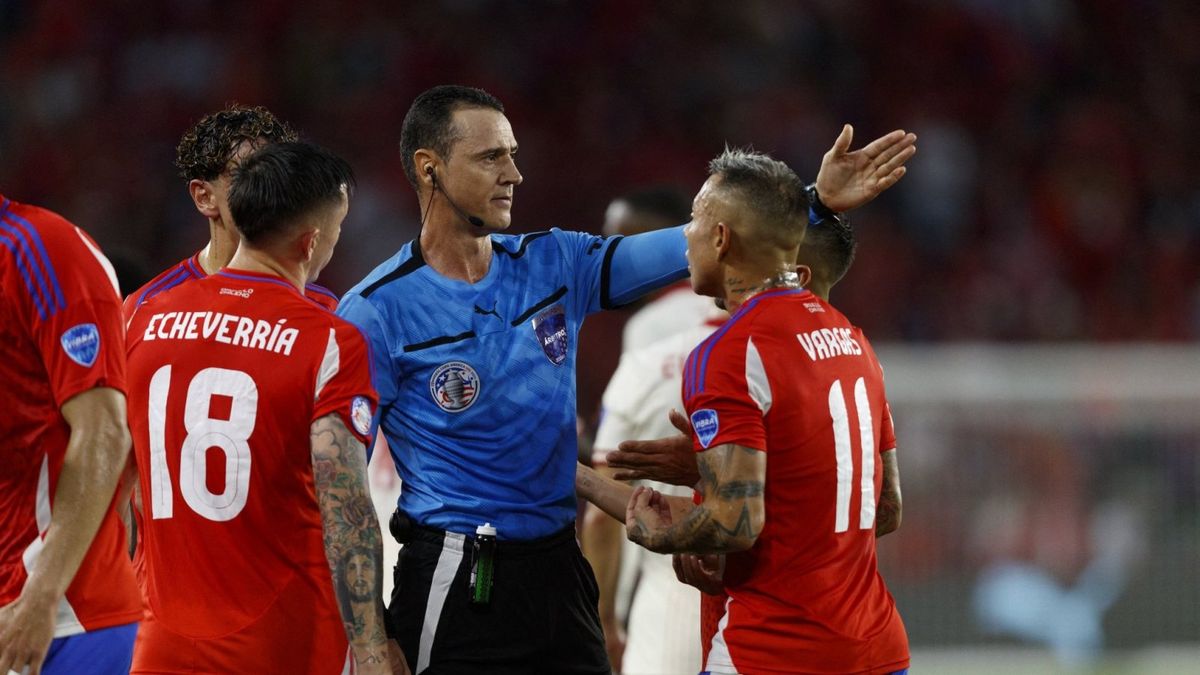 Wilmar Roldán expulsó a Gabriel Suazo y dejó a Chile con diez jugadores en el primer tiempo. Wilmar Roldán expulsó a Gabriel Suazo y dejó a Chile con diez jugadores en el primer tiempo. 