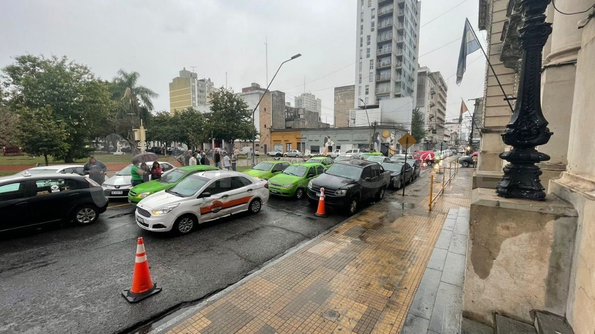 Tras la muerte del ladrón que intentó asaltar al remisero penitenciario, taxistas y remiseros autoconvocado marcharon al ministerio de Seguridad. 