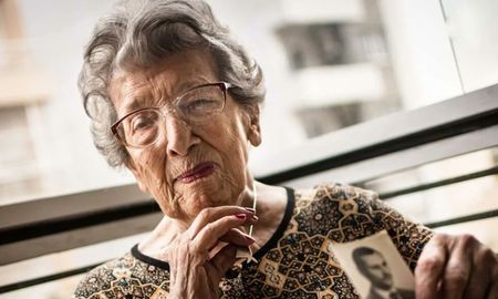 Delia Giovanola, una de las fundadoras de Abuelas de Plaza de Mayo, falleció hoy a los 96 años, luego de una larga trayectoria en la defensa de los derechos humanos. Delia Giovanola, una de las fundadoras de Abuelas de Plaza de Mayo, falleció hoy a los 96 años, luego de una larga trayectoria en la defensa de los derechos humanos.