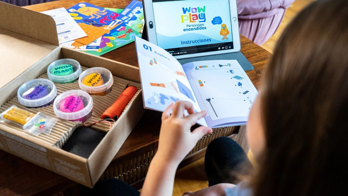 El juego y el dibujo funcionan como herramientas de expresión que permiten que el niño represente lo que siente. El juego y el dibujo funcionan como herramientas de expresión que permiten que el niño represente lo que siente.