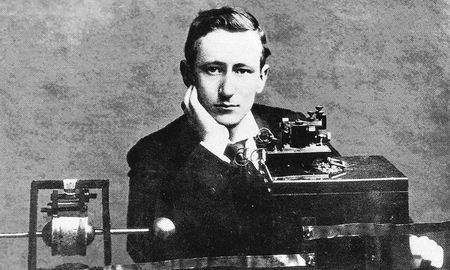 Enrique Susini fue el primero en tomar el micrófono y locutar la primera transmisión de radio en Argentina en 1920. Enrique Susini fue el primero en tomar el micrófono y locutar la primera transmisión de radio en Argentina en 1920.