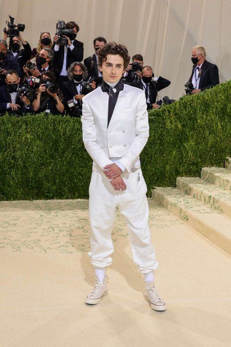 Timotheé Chalamet desfiló por la pasarela con un outfit total off white.