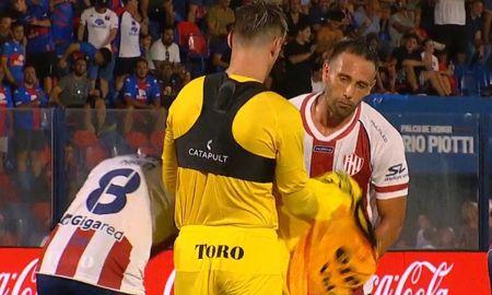 Cardozo vio la roja en Unión y Claudio Corvalán tuvo que ponerse los guantes de arquero. Cardozo vio la roja en Unión y Claudio Corvalán tuvo que ponerse los guantes de arquero.