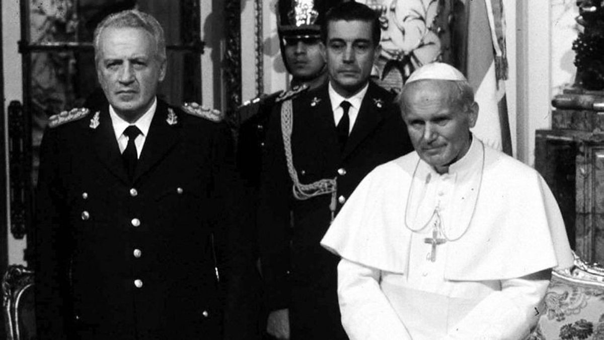 El 12 de junio, mientras los combates cada vez más violentos sacudían las Islas Malvinas y la guerra estaba en su peor momento, en Buenos Aires, el Papa Juan Pablo II congregó a dos millones de personas para orar por la paz.