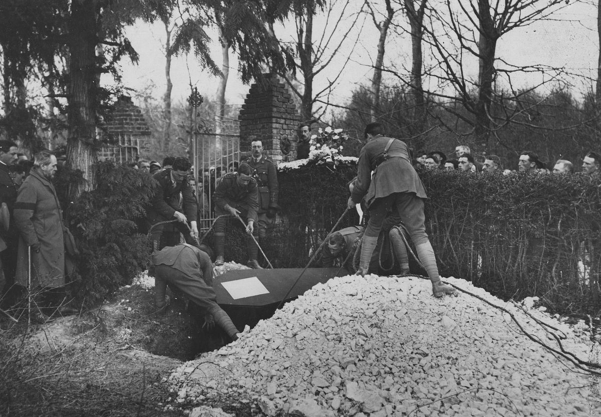 El funeral de Manfred von Richthofen en el cementerio municipal de Bertangles contó con un coche fúnebre improvisado, cortejo, la presencia de un clérigo y muchas flores, un lujo que muchos ases británicos no tuvieron el honor de recibir. El funeral de Manfred von Richthofen en el cementerio municipal de Bertangles contó con un coche fúnebre improvisado, cortejo, la presencia de un clérigo y muchas flores, un lujo que muchos ases británicos no tuvieron el honor de recibir.