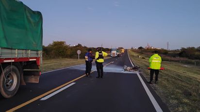 Un santafesino murió en un choque frontal entre moto y camión en Entre Ríos