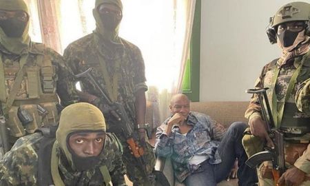 El presidente de Guinea, Alpha Condé, tras ser secuestrado por las fuerzas especiales.