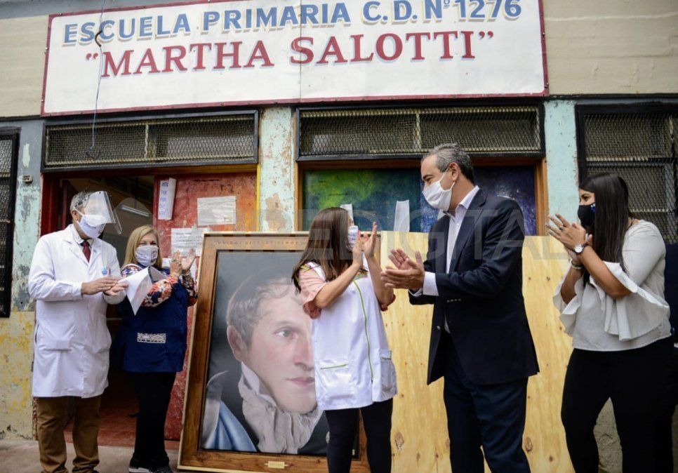 El intendente de Rosario Pablo Javkin estuvo presente en el comienzo de clases presenciales en la escuela primaria C.D.N. 1276 Martha Salotti.