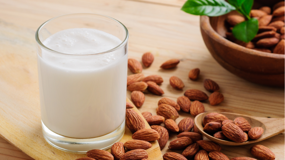 La leche de almendras es una excelente alternativa para las personas intolerante a la lactosa o veganas. La leche de almendras es una excelente alternativa para las personas intolerante a la lactosa o veganas.