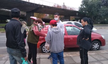 Tal como viene haciendo desde hace diez años, a diario Actitud Solidaria asiste con alimentos a 65 personas que se encuentran en situación de calle. En sus vehículos particulares los voluntarios reparten los alimentos en distintos puntos de la ciudad. Tal como viene haciendo desde hace diez años, a diario Actitud Solidaria asiste con alimentos a 65 personas que se encuentran en situación de calle. En sus vehículos particulares los voluntarios reparten los alimentos en distintos puntos de la ciudad.