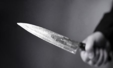 El ladrón amenazó a la víctima con una cuchilla. El ladrón amenazó a la víctima con una cuchilla.