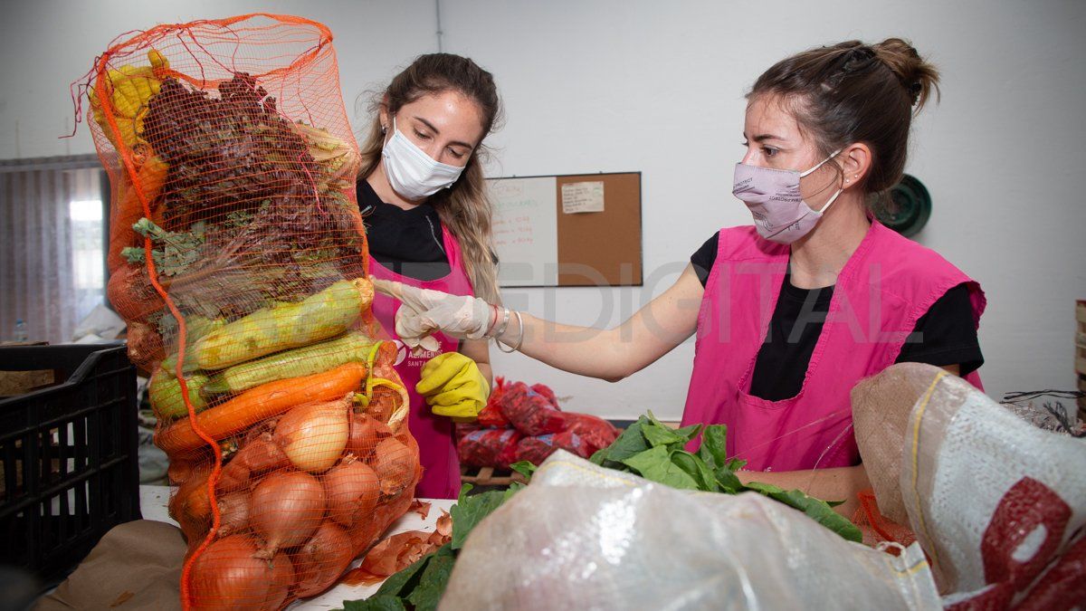 Uno de los 27 bolsones que armaron las voluntarias del centro de recupero de la ciudad de Santa Fe. 