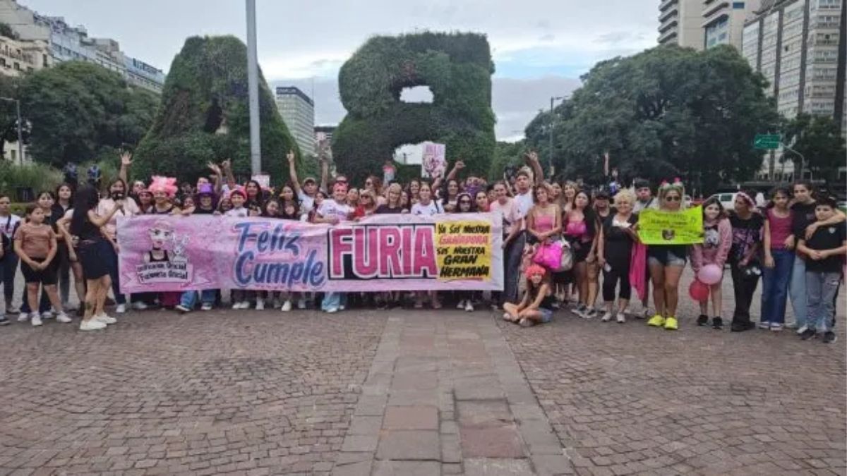 Los fanáticos de Gran Hermano festejaron el cumpleaños de Furia en el obelisco.
