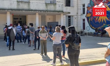 Esta era la cola cerca del mediodía en la Escuela Normal de Coronda. Esta era la cola cerca del mediodía en la Escuela Normal de Coronda.